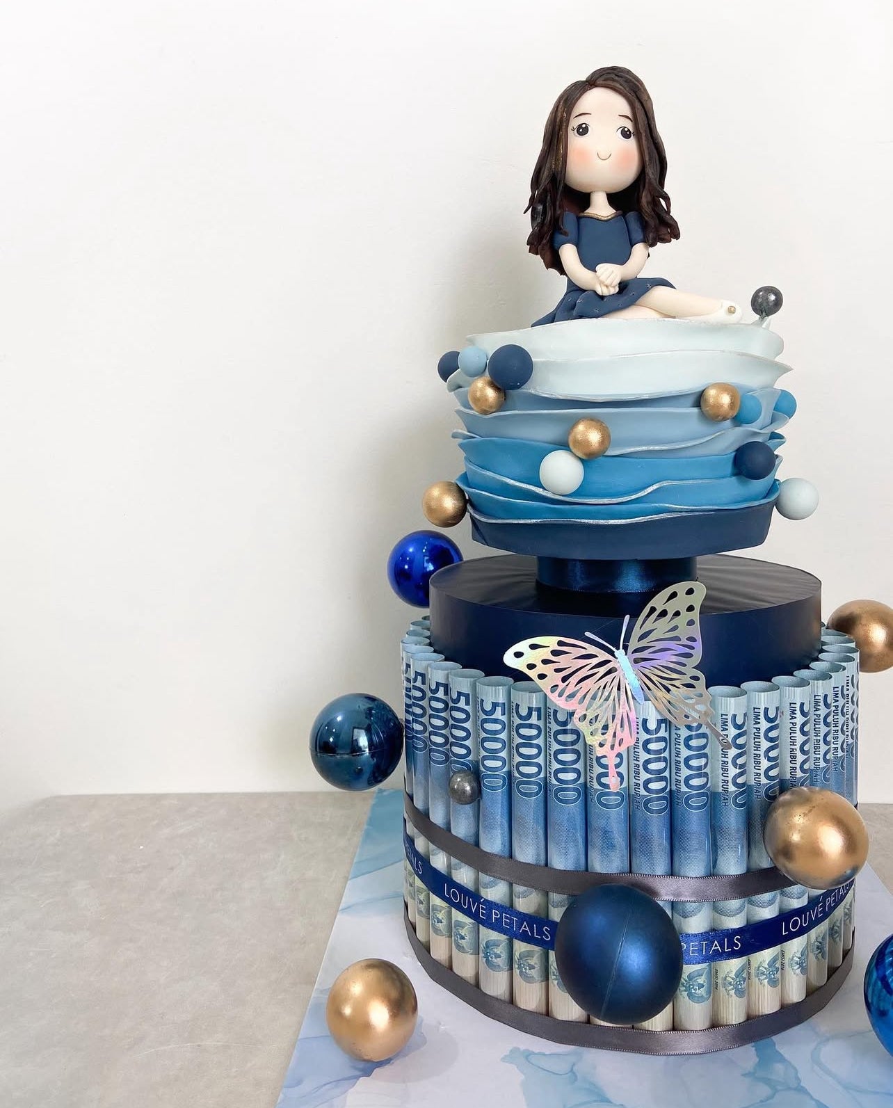 2 Tier Money Cake - Fondant & Figurine (20cm)
