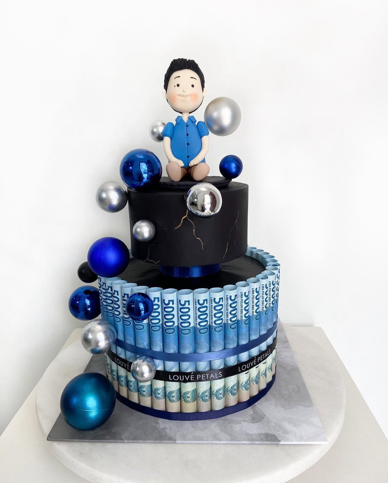 2 Tier Money Cake - Fondant & Figurine (20cm)